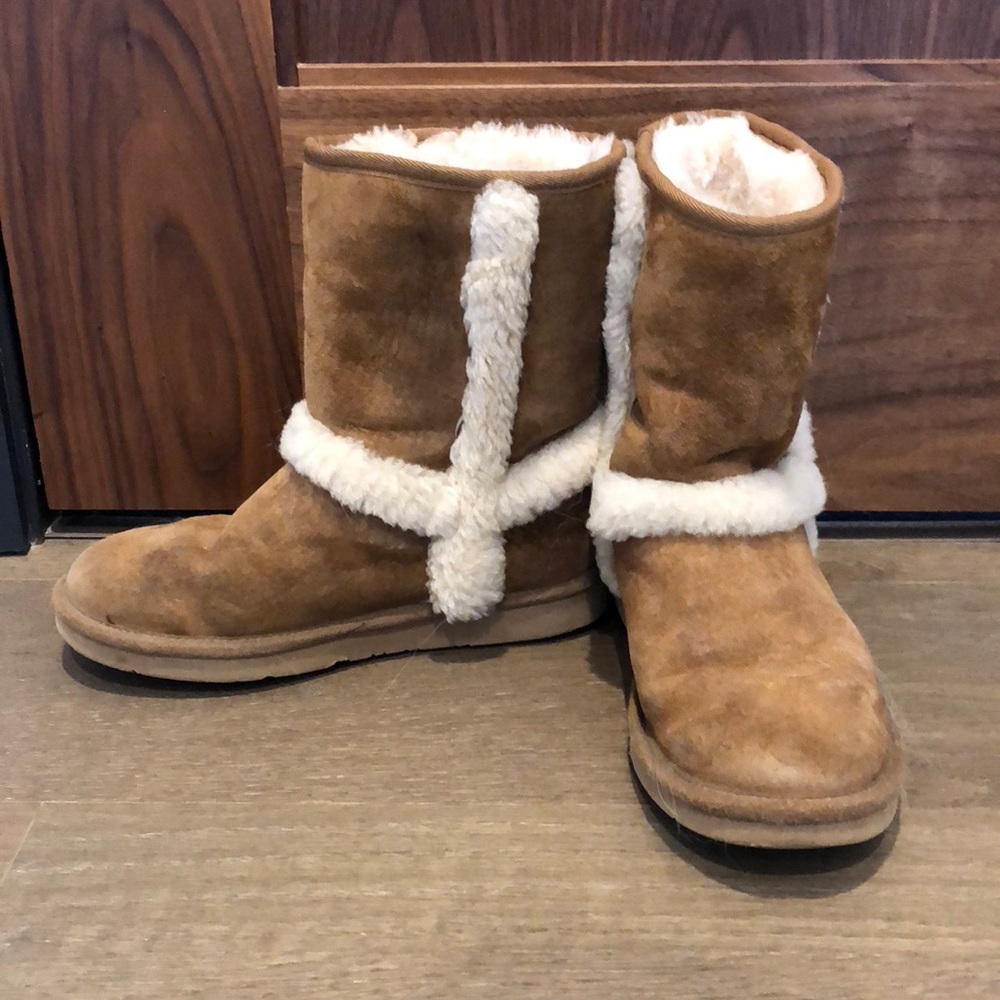 Ugg short sunburst boots size 8